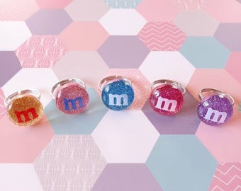 Kawaii ring with a glitter M&M's - kawaii ring - candy ring - glitter ring - resin ring - chocolate ring - miniature food - sweet jewelry