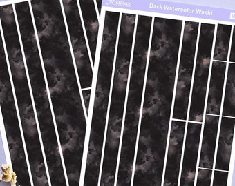 Może przedstawiać: Dwa arkusze czarno-białej taśmy washi z nadrukiem "Dark Watercolor Wash" i kodem produktu "WS033". Taśma washi znajduje się na jasnofioletowym tle z złotym brokatem, kartami tarota, różowym kryształem, białą świecą, złotym słońcem i księżycem oraz białymi kwiatami.