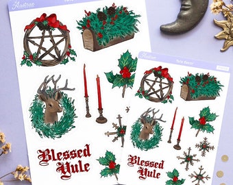 Può includere: Due fogli di adesivi a tema Yule. Gli adesivi presentano un pentagramma, una ghirlanda di testa di cervo, candele, agrifoglio, fiocchi di neve e il testo "Blessed Yule".