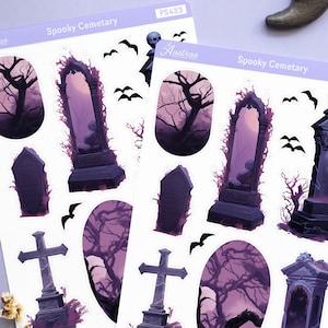 Könnte beinhalten: Zwei Blätter mit Aufklebern zum Thema gruseliger Friedhof. Die Aufkleber sind auf weißem Papier gedruckt und zeigen Illustrationen von Grabsteinen, Kreuzen, Bäumen und Fledermäusen. Die Aufkleber sind mit "Spooky Cemetery" und "PS433" beschriftet.