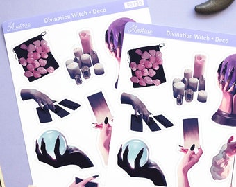 Puede incluir: Dos hojas de pegatinas con un esquema de color morado y rosa. Las pegatinas presentan ilustraciones de manos sosteniendo cartas de tarot, una bola de cristal y otros artículos de bruja. El texto en las pegatinas dice "Divination Witch + Deco".