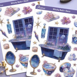 Puede incluir: Dos hojas de pegatinas con tem&aacute;tica de ba&ntilde;o de bruja. Las pegatinas est&aacute;n ilustradas con una ba&ntilde;era azul, una ventana con un cielo nocturno estrellado, un cristal, una botella de poci&oacute;n, una vela y un espejo. Las pegatinas est&aacute;n sobre un fondo morado con lunares blancos.