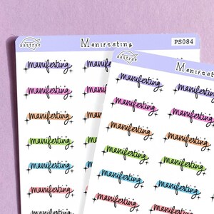 Puede incluir: Tres hojas de pegatinas con la palabra "manifesting" escrita en diferentes colores y fuentes. Las pegatinas est&aacute;n sobre un fondo morado.