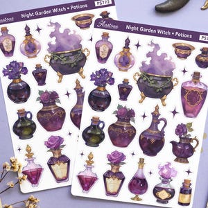 Op de afbeelding: Twee stickervellen met diverse paarse drankflessen en ketels, met het label "Night Garden Witch Potions". De afbeelding bevat ook tarotkaarten, kristallen, een kaars en decoratieve hemelse elementen.