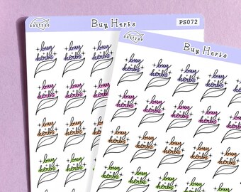 Könnte beinhalten: Zwei Blätter mit Aufklebern, die einen schwarzen und weißen Umriss eines Blattes mit dem Text "buy herbs" in verschiedenen Farben, darunter rosa, grün, blau und orange, zeigen. Der Text "PS072" ist oben rechts auf jedem Blatt gedruckt. Der Text "aastrae.etsy.com" ist unten rechts auf dem Blatt gedruckt.