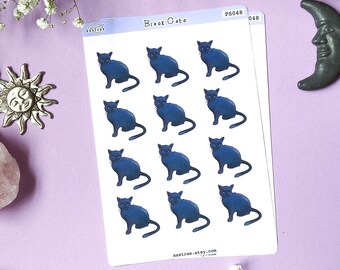 Puede incluir: Una hoja de pegatinas con nueve gatos negros en varias poses. Las pegatinas están sobre un fondo morado claro con flores blancas y otros elementos decorativos.