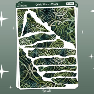 Pode incluir: Uma folha de fita washi verde e branca com um padr&atilde;o de n&oacute; celta. A fita &eacute; projetada para ser rasgada em tiras para uso em scrapbooking, journaling e outros projetos de artesanato.