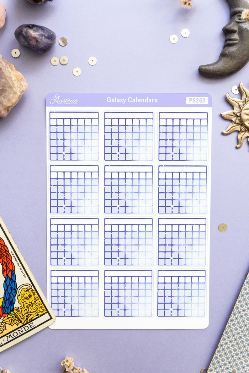Op de afbeelding: Een vel met galaxy-thema kalender stickers met een blauwe en witte gradi&euml;nt achtergrond. De stickers zijn gelabeld "Galaxy Calendars" en "PS263".
