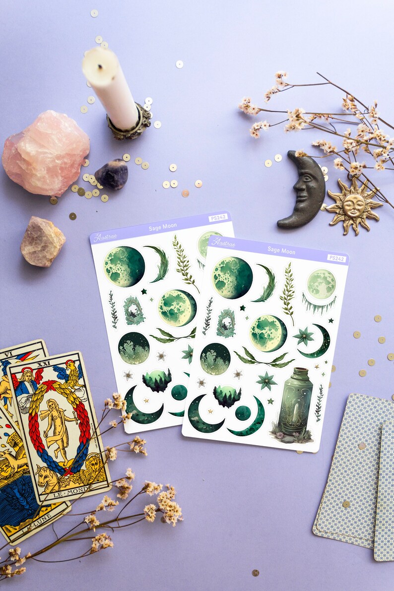Puede incluir: Dos hojas de pegatinas con tem&aacute;tica de luna de salvia. Las pegatinas est&aacute;n sobre un fondo blanco y presentan lunas verdes, estrellas y otras im&aacute;genes celestiales. Las pegatinas est&aacute;n etiquetadas como "Sage Moon" y "Asteria".
