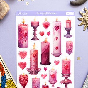 Pode incluir: Uma folha de adesivos com velas de feiti&ccedil;o de amor rosa e vermelhas com cora&ccedil;&otilde;es. Os adesivos est&atilde;o em um fundo branco e t&ecirc;m o texto "Love Spell Candles" e "PS321".