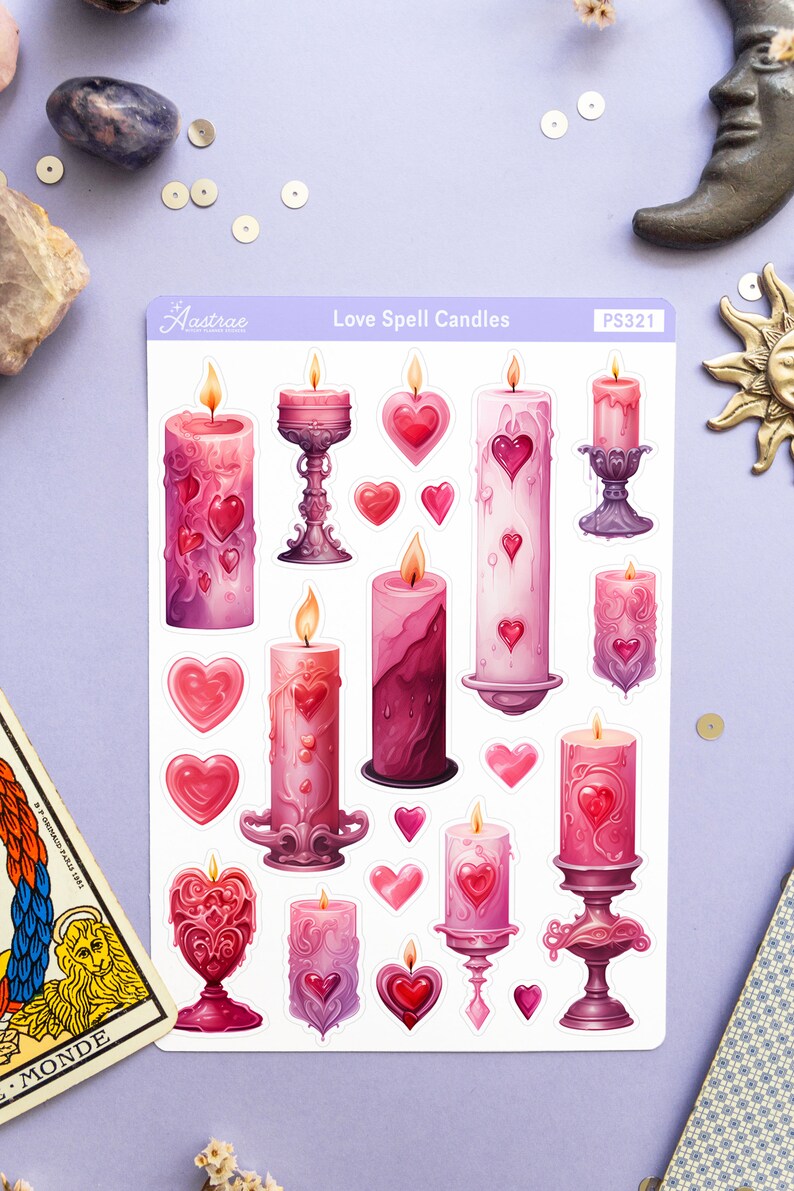 Pode incluir: Uma folha de adesivos com velas de feiti&ccedil;o de amor rosa e vermelhas com cora&ccedil;&otilde;es. Os adesivos est&atilde;o em um fundo branco e t&ecirc;m o texto "Love Spell Candles" e "PS321".