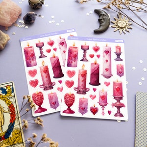 Pode incluir: Duas folhas de adesivos com velas de feiti&ccedil;o de amor rosa e vermelhas com cora&ccedil;&otilde;es e casti&ccedil;ais. Os adesivos est&atilde;o sobre um fundo roxo com bolinhas brancas. O texto nos adesivos diz "Love Spell Candles" e "Astrove".