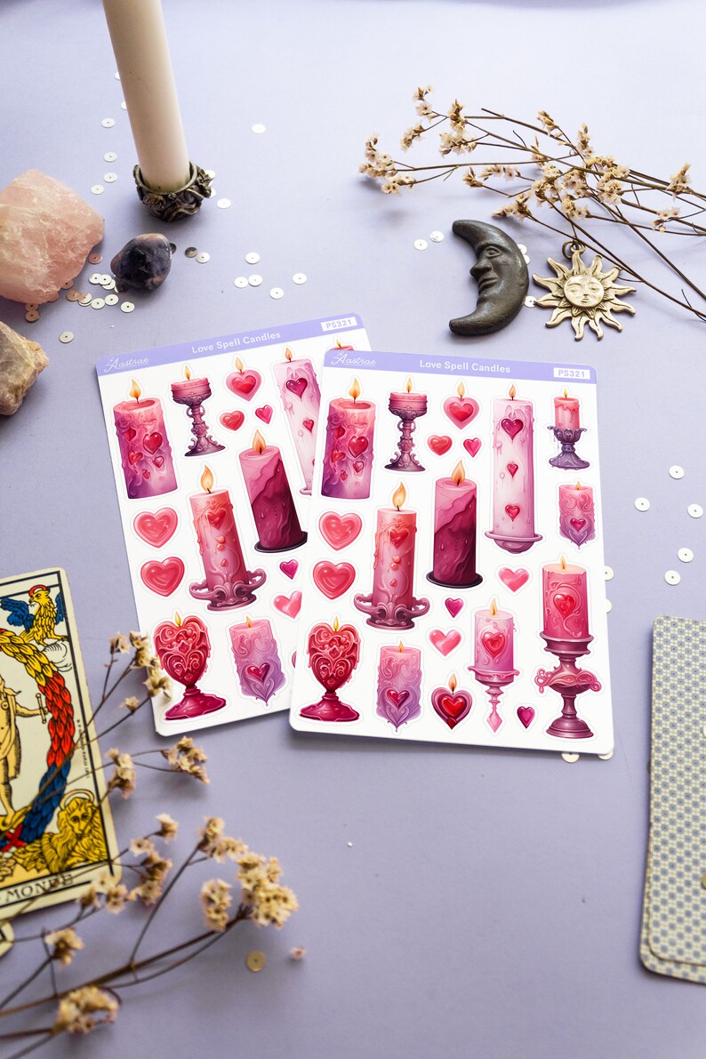 Pode incluir: Duas folhas de adesivos com velas de feiti&ccedil;o de amor rosa e vermelhas com cora&ccedil;&otilde;es e casti&ccedil;ais. Os adesivos est&atilde;o sobre um fundo roxo com bolinhas brancas. O texto nos adesivos diz "Love Spell Candles" e "Astrove".