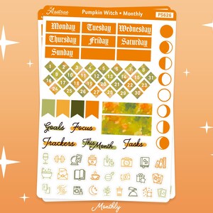 K&ouml;nnte beinhalten: Ein Bogen mit Planer-Aufklebern zum Thema K&uuml;rbis. Die Aufkleber enthalten Kalendertage, Mondphasen und Symbole f&uuml;r Ziele, Fokus, Tracker, Aufgaben und den Text "Pumpkin Witch Monthly". Das Farbschema ist orange, gr&uuml;n und wei&szlig;.