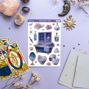 Puede incluir: Una hoja de pegatinas con una escena de ba&ntilde;o de bruja con una ba&ntilde;era, velas, flores y estrellas. La hoja de pegatinas est&aacute; etiquetada como "Witchy Bath + Deco" y "PSS33".