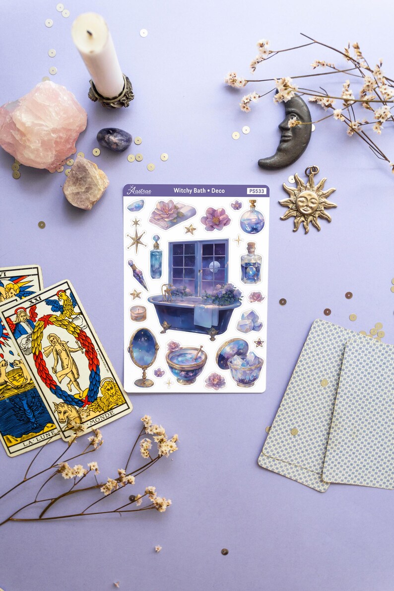 Puede incluir: Una hoja de pegatinas con una escena de ba&ntilde;o de bruja con una ba&ntilde;era, velas, flores y estrellas. La hoja de pegatinas est&aacute; etiquetada como "Witchy Bath + Deco" y "PSS33".