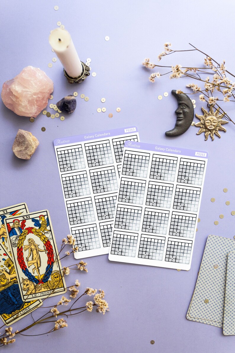 Op de afbeelding: Twee vellen met galaxy-kalender stickers met een witte achtergrond en zwarte rasterlijnen. De stickers zijn gelabeld met "Galaxy Calendars" en "PS263".