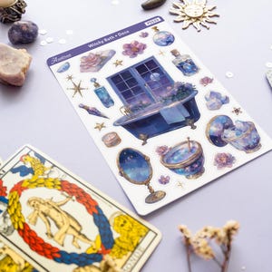 Puede incluir: Una hoja de pegatinas con un tema de ba&ntilde;o de bruja. Las pegatinas incluyen una ba&ntilde;era, una ventana, un espejo, botellas, flores, estrellas y cristales. Las pegatinas est&aacute;n impresas en papel blanco con un fondo azul.