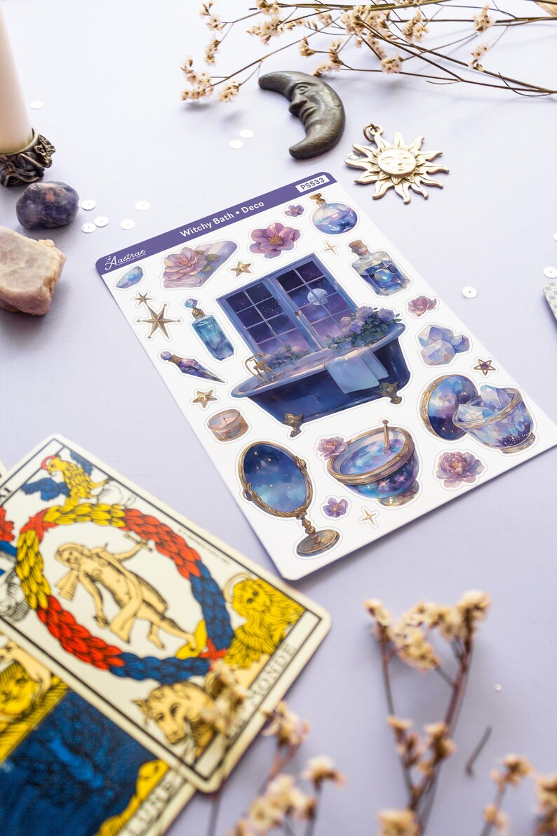 Puede incluir: Una hoja de pegatinas con un tema de ba&ntilde;o de bruja. Las pegatinas incluyen una ba&ntilde;era, una ventana, un espejo, botellas, flores, estrellas y cristales. Las pegatinas est&aacute;n impresas en papel blanco con un fondo azul.