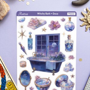Puede incluir: Una hoja de pegatinas con un tema de ba&ntilde;o de bruja. Las pegatinas incluyen una ba&ntilde;era, una ventana con una luna y estrellas, flores, botellas, cristales y un espejo. Las pegatinas est&aacute;n sobre un fondo blanco con el texto "Witchy Bath &bull; Deco" y "PS533".