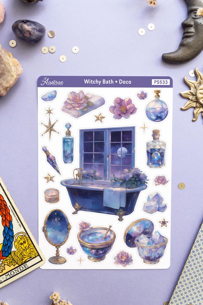 Puede incluir: Una hoja de pegatinas con un tema de ba&ntilde;o de bruja. Las pegatinas incluyen una ba&ntilde;era, una ventana con una luna y estrellas, flores, botellas, cristales y un espejo. Las pegatinas est&aacute;n sobre un fondo blanco con el texto "Witchy Bath &bull; Deco" y "PS533".