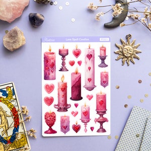 Pode incluir: Uma folha de adesivos com ilustra&ccedil;&otilde;es de velas de feiti&ccedil;o de amor rosa e vermelhas com cora&ccedil;&otilde;es e casti&ccedil;ais. A folha &eacute; etiquetada como "Love Spell Candles" e "PS321".