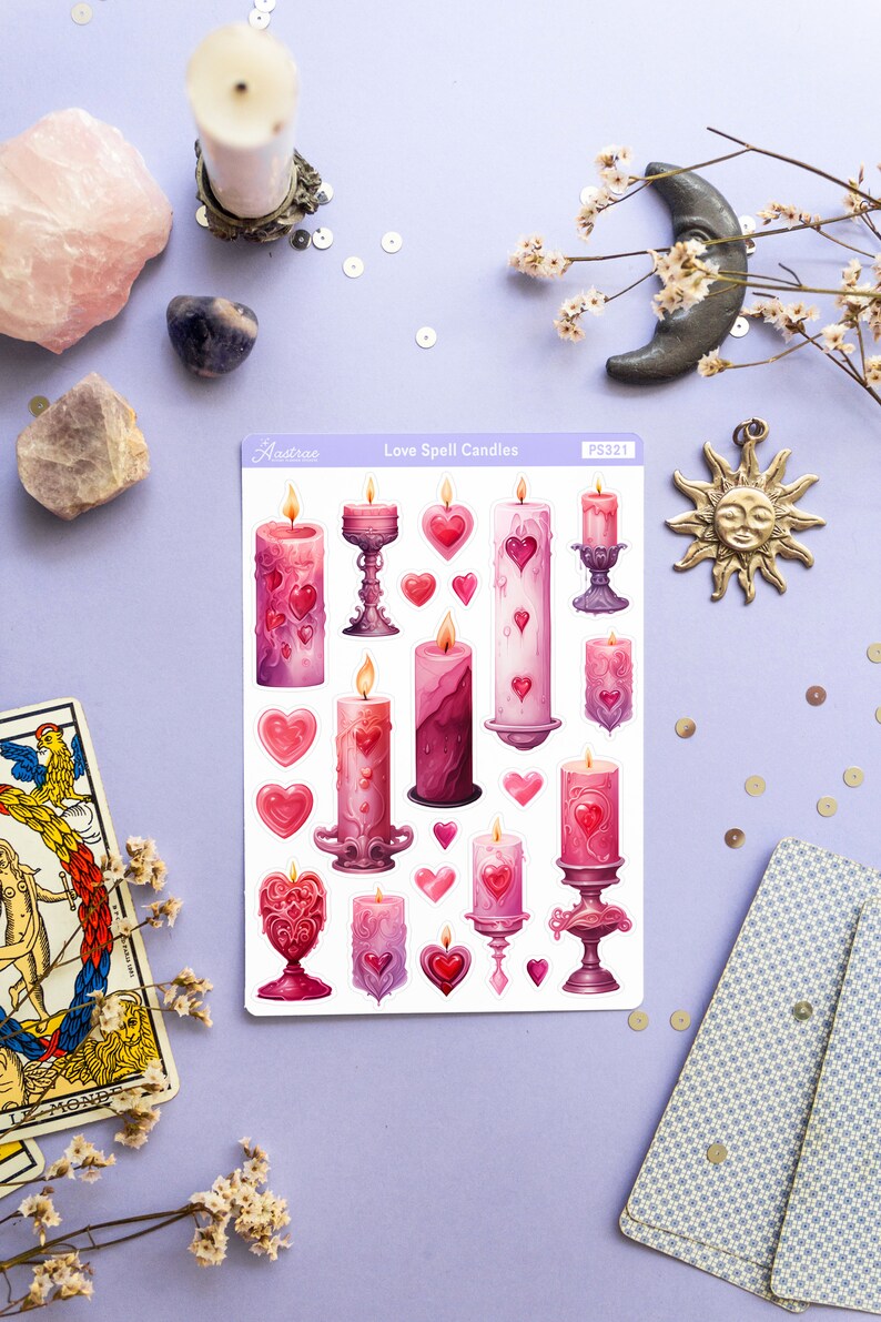 Pode incluir: Uma folha de adesivos com ilustra&ccedil;&otilde;es de velas de feiti&ccedil;o de amor rosa e vermelhas com cora&ccedil;&otilde;es e casti&ccedil;ais. A folha &eacute; etiquetada como "Love Spell Candles" e "PS321".