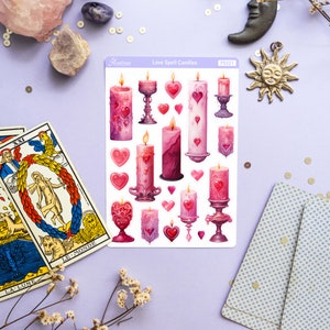 Pode incluir: Uma folha de adesivos com ilustra&ccedil;&otilde;es de velas rosa e roxas com cora&ccedil;&otilde;es e chamas. Os adesivos s&atilde;o etiquetados como "Love Spell Candles" e "PS321".
