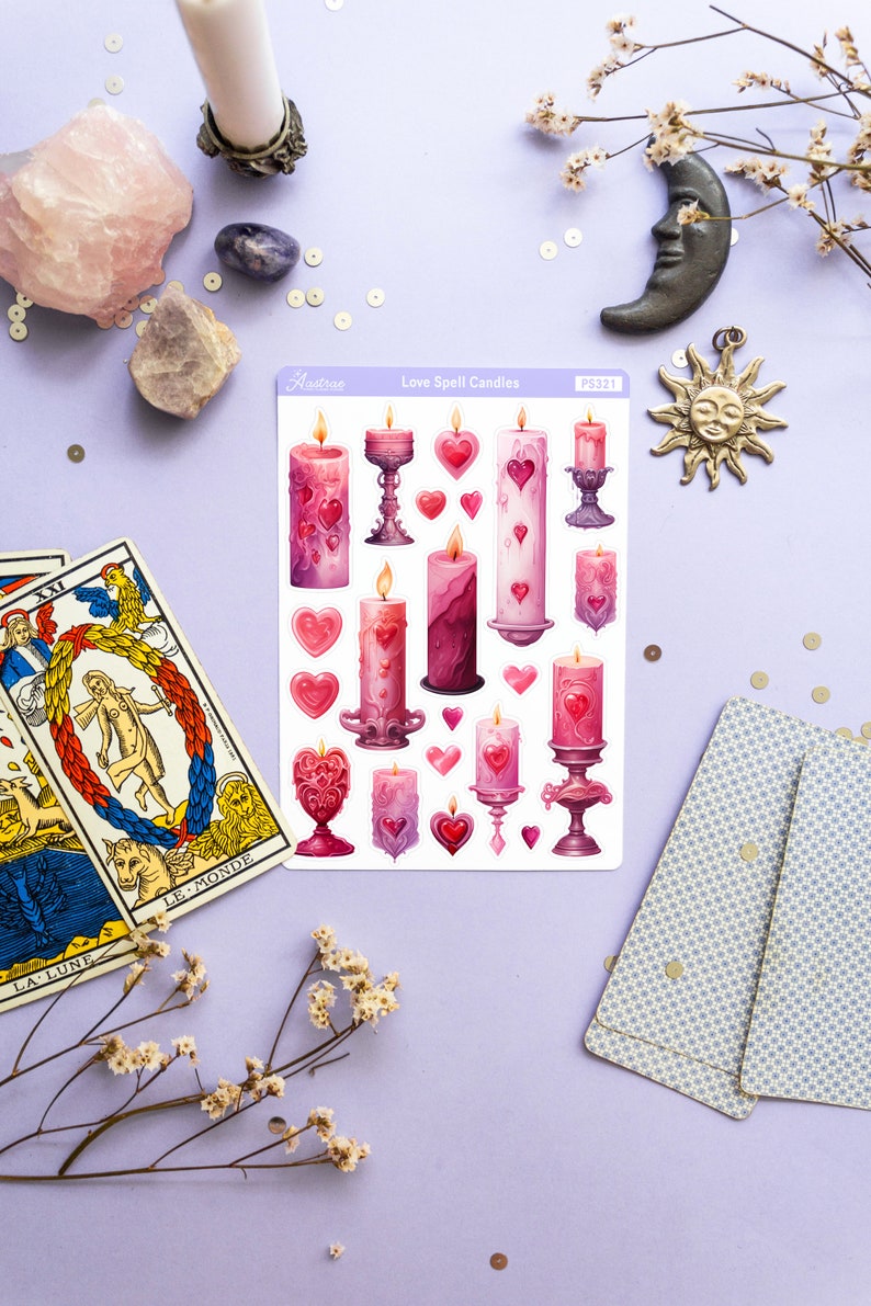 Pode incluir: Uma folha de adesivos com ilustra&ccedil;&otilde;es de velas rosa e roxas com cora&ccedil;&otilde;es e chamas. Os adesivos s&atilde;o etiquetados como "Love Spell Candles" e "PS321".