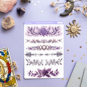 Peut inclure: Une feuille d'autocollants de s&eacute;parateurs floraux victoriens violets et blancs. Les autocollants pr&eacute;sentent des motifs floraux complexes avec une esth&eacute;tique vintage. La feuille est &eacute;tiquet&eacute;e "Victorian Floral Dividers" et "PS309".