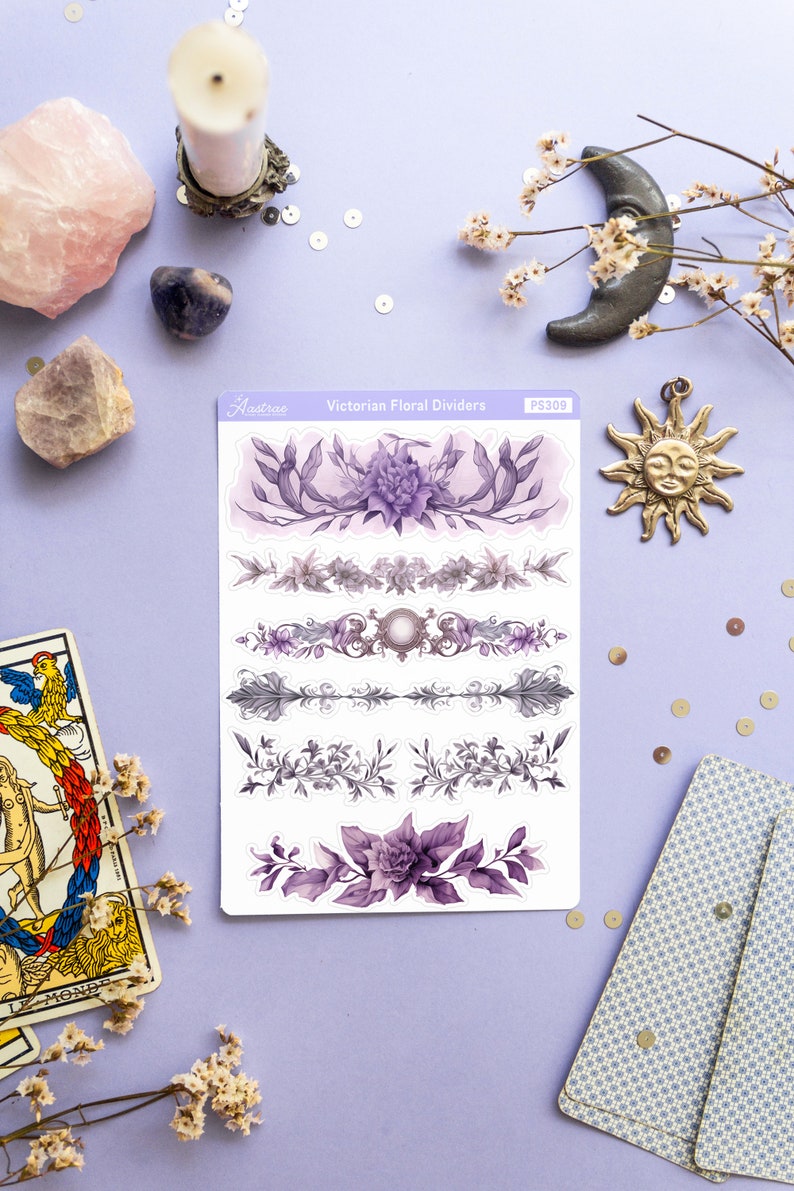 Peut inclure: Une feuille d'autocollants de s&eacute;parateurs floraux victoriens violets et blancs. Les autocollants pr&eacute;sentent des motifs floraux complexes avec une esth&eacute;tique vintage. La feuille est &eacute;tiquet&eacute;e "Victorian Floral Dividers" et "PS309".