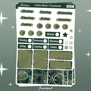 Pode incluir: Um conjunto de adesivos de planejador tem&aacute;tico de bruxa celta, em verde e branco, com um design funcional. Os adesivos incluem os dias da semana, caixas de sele&ccedil;&atilde;o e elementos decorativos.