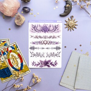Peut inclure: Une feuille de s&eacute;parateurs floraux victoriens violets et blancs avec le texte "Victorian Floral Dividers" et "PS309" sur un fond violet avec des cartes de tarot, un cristal, une bougie et un charme de lune et de soleil.