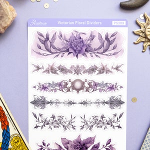 Peut inclure: Une feuille d'autocollants avec cinq s&eacute;parateurs floraux victoriens diff&eacute;rents. Les s&eacute;parateurs sont dans des tons de violet et de gris et pr&eacute;sentent des motifs floraux complexes. Les autocollants sont &eacute;tiquet&eacute;s "Victorian Floral Dividers" et "PS309".