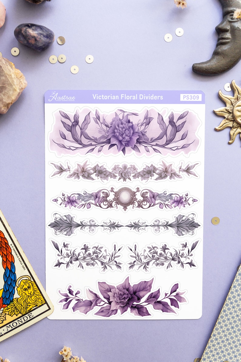 Peut inclure: Une feuille d'autocollants avec cinq s&eacute;parateurs floraux victoriens diff&eacute;rents. Les s&eacute;parateurs sont dans des tons de violet et de gris et pr&eacute;sentent des motifs floraux complexes. Les autocollants sont &eacute;tiquet&eacute;s "Victorian Floral Dividers" et "PS309".