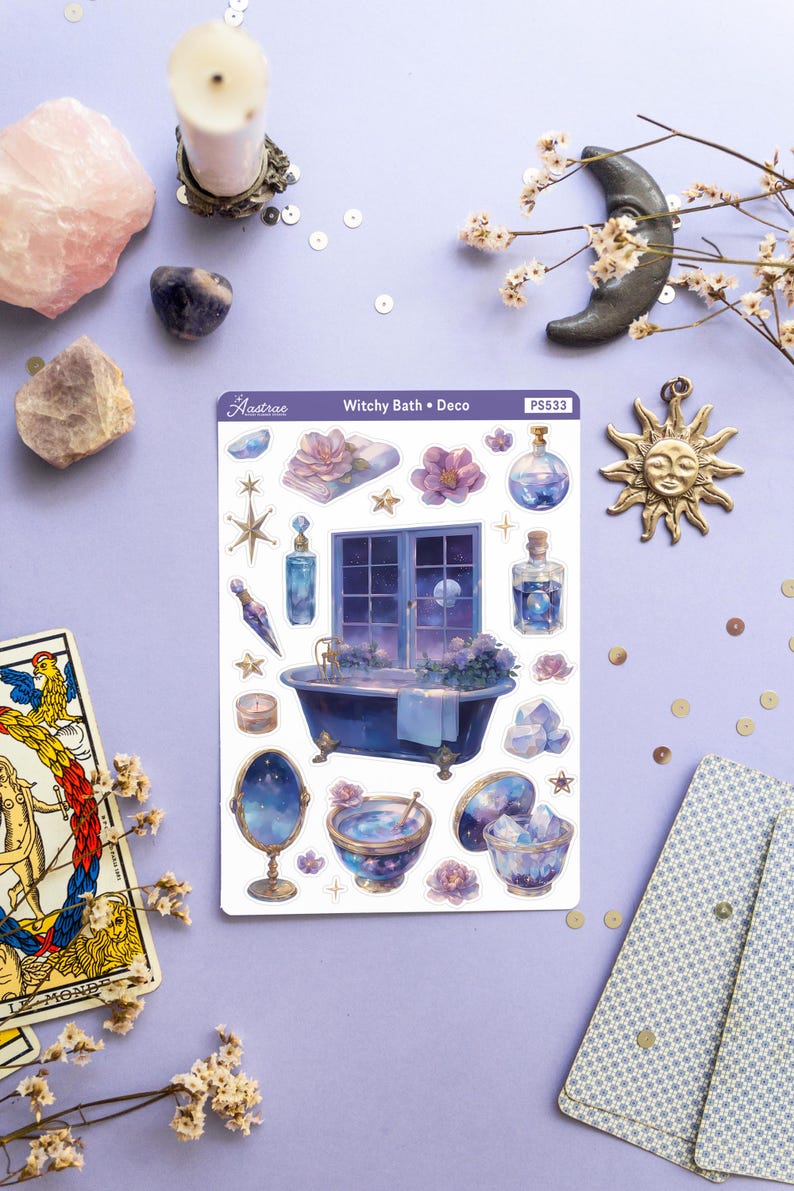 Puede incluir: Una hoja de pegatinas con un tema de ba&ntilde;o de bruja. Las pegatinas incluyen una ba&ntilde;era, una ventana con un cielo nocturno estrellado, un espejo, un cuenco de agua y varios otros art&iacute;culos de bruja. Las pegatinas est&aacute;n impresas en papel blanco y tienen un acabado brillante. La hoja est&aacute; etiquetada como "Witchy Bath + Deco" y "PS533".