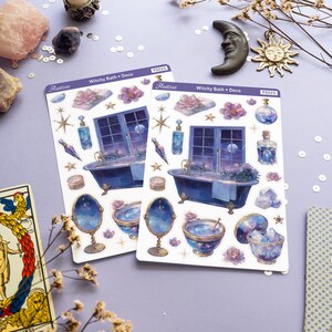 Puede incluir: Dos hojas de pegatinas con un tema de ba&ntilde;o de bruja. Las pegatinas est&aacute;n impresas en papel blanco y presentan ilustraciones de una ba&ntilde;era, botellas, espejos y otros art&iacute;culos de bruja. Las pegatinas est&aacute;n etiquetadas como "Witchy Bath + Deco" y "PS533".