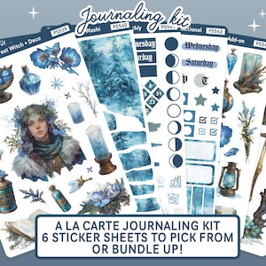 Puede incluir: Un conjunto de seis hojas de pegatinas con un tema de bosque de invierno. Las hojas presentan una escena de bosque nevado, una bruja con flores azules en el pelo, una vela, una linterna, un rastreador de fases lunares y varios otros elementos invernales. Las hojas de pegatinas son perfectas para agregar un toque de fantasía a tu planificador, diario o álbum de recortes.