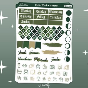 Pode incluir: Um conjunto de adesivos de planejador verde e dourado com tema de bruxa celta. Os adesivos incluem um calend&aacute;rio mensal, os dias da semana, as fases da lua e v&aacute;rios &iacute;cones como um caldeir&atilde;o, um livro, uma x&iacute;cara de caf&eacute; e uma banheira.