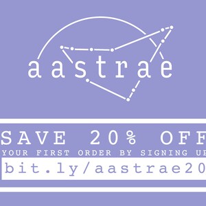 Puede incluir: Un fondo morado con un logotipo blanco que dice "aastrae" con un dise&ntilde;o de constelaci&oacute;n. El texto "SAVE 20% OFF YOUR FIRST ORDER BY SIGNING UP bit.ly/aastrae20" est&aacute; debajo del logotipo.