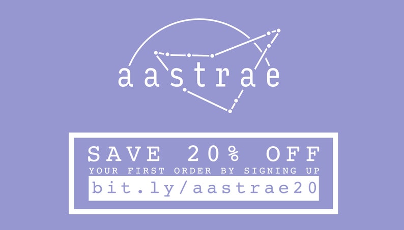 Puede incluir: Un fondo morado con un logotipo blanco que dice "aastrae" con un dise&ntilde;o de constelaci&oacute;n. El texto "SAVE 20% OFF YOUR FIRST ORDER BY SIGNING UP bit.ly/aastrae20" est&aacute; debajo del logotipo.