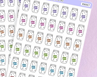 Könnte beinhalten: Ein Bogen mit Aufklebern, die mehrere Illustrationen von Einmachgläsern mit dem Text "Spell Jar" in verschiedenen Farben zeigen. Die Aufkleber befinden sich auf einem weißen Hintergrund mit einem hellvioletten Rand.