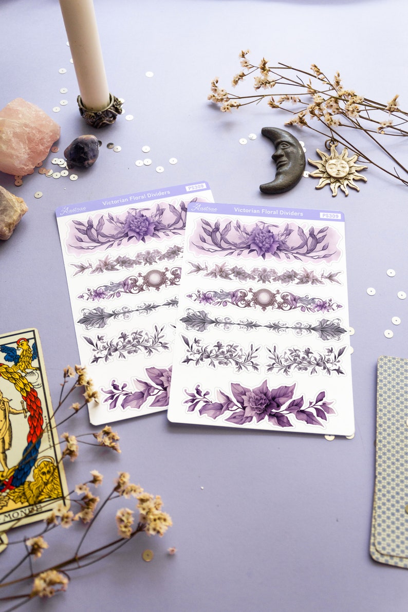 Peut inclure: Deux feuilles d'autocollants avec des s&eacute;parateurs floraux victoriens dans des tons de violet et de gris. Les autocollants sont sur un fond blanc et portent le texte "Victorian Floral Dividers" et "PS309".