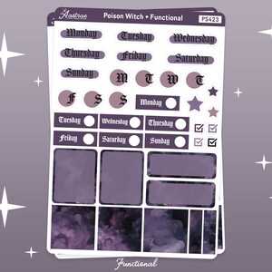 K&ouml;nnte beinhalten: Ein Blatt mit violetten und schwarzen Planer-Stickern mit Hexen-Thema. Die Sticker beinhalten Wochentage, ein Kalenderrraster und eine Checkliste. Der Text "Poison Witch. Functional" befindet sich oben auf dem Blatt.