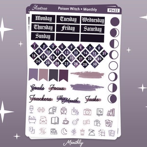 K&ouml;nnte beinhalten: Ein Satz bedruckbarer Planer-Aufkleber mit einem lila und schwarzen Galaxie-Thema. Die Aufkleber beinhalten einen Monatskalender, Wochentage, Mondphasen und verschiedene Symbole wie einen Kessel, ein Buch, eine Kaffeetasse und eine Pflanze. Der Text "Poison Witch Monthly" befindet sich oben auf dem Blatt.