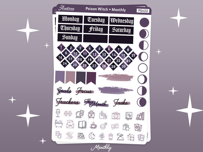 K&ouml;nnte beinhalten: Ein Satz bedruckbarer Planer-Aufkleber mit einem lila und schwarzen Galaxie-Thema. Die Aufkleber beinhalten einen Monatskalender, Wochentage, Mondphasen und verschiedene Symbole wie einen Kessel, ein Buch, eine Kaffeetasse und eine Pflanze. Der Text "Poison Witch Monthly" befindet sich oben auf dem Blatt.