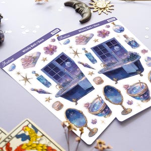 Puede incluir: Una hoja de pegatinas con un tema de ba&ntilde;o de bruja. Las pegatinas incluyen una ba&ntilde;era, una ventana con vista al cielo nocturno, botellas, estrellas, flores y un globo celeste. Las pegatinas est&aacute;n impresas en papel blanco con un esquema de color morado y azul.