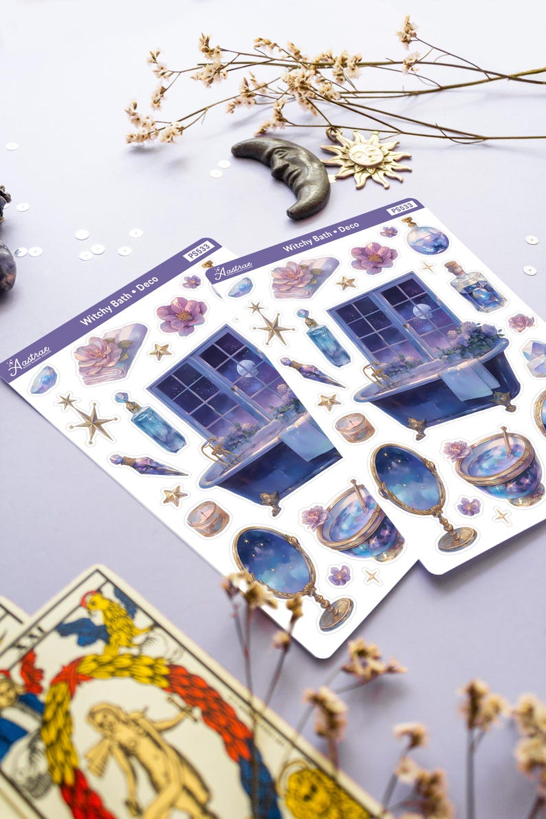 Puede incluir: Una hoja de pegatinas con un tema de ba&ntilde;o de bruja. Las pegatinas incluyen una ba&ntilde;era, una ventana con vista al cielo nocturno, botellas, estrellas, flores y un globo celeste. Las pegatinas est&aacute;n impresas en papel blanco con un esquema de color morado y azul.