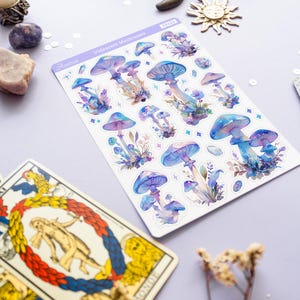 Puede incluir: Una hoja de pegatinas de setas iridiscentes con fondo blanco. Las pegatinas son en tonos azules, morados y rosas. La hoja est&aacute; etiquetada como "Iridescent Mushrooms" y tiene una peque&ntilde;a pegatina con el n&uacute;mero "P3465".