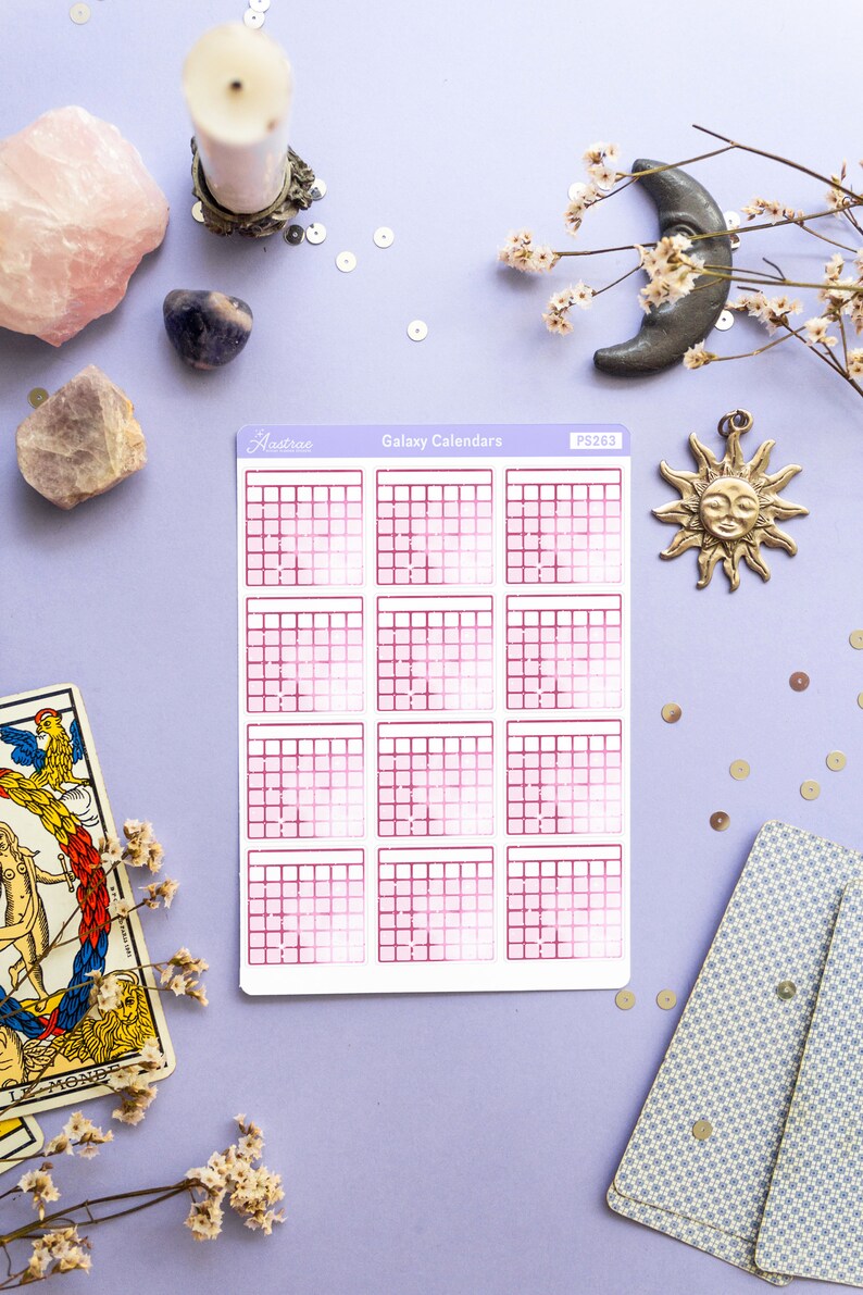 Op de afbeelding: Een vel met galaxy-kalender stickers met een roze en witte gradi&euml;nt. De stickers zijn gerangschikt in een raster van vier rijen en drie kolommen. De stickers zijn gelabeld met "Galaxy Calendars" en "PS263".